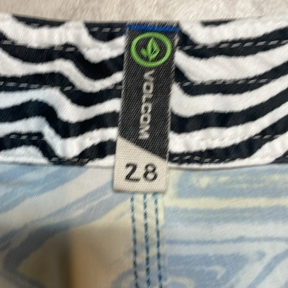 Volcom men’s board shorts blue/gray. Size 28.